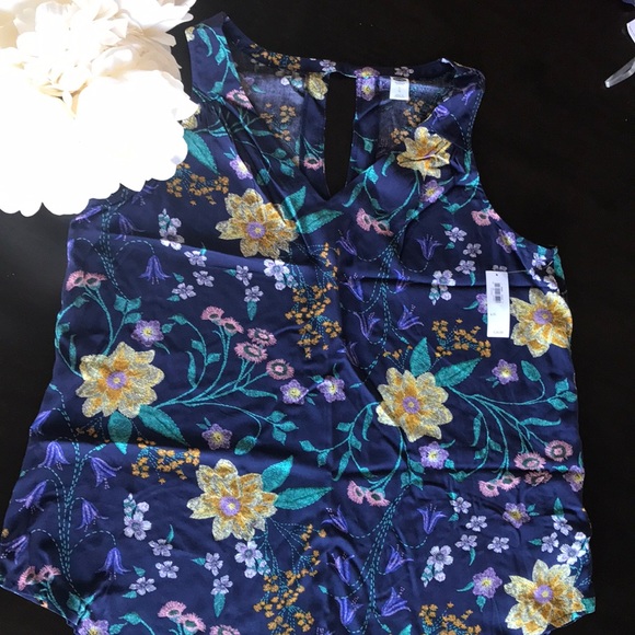 Old Navy Tops - NWT Floral Blouse